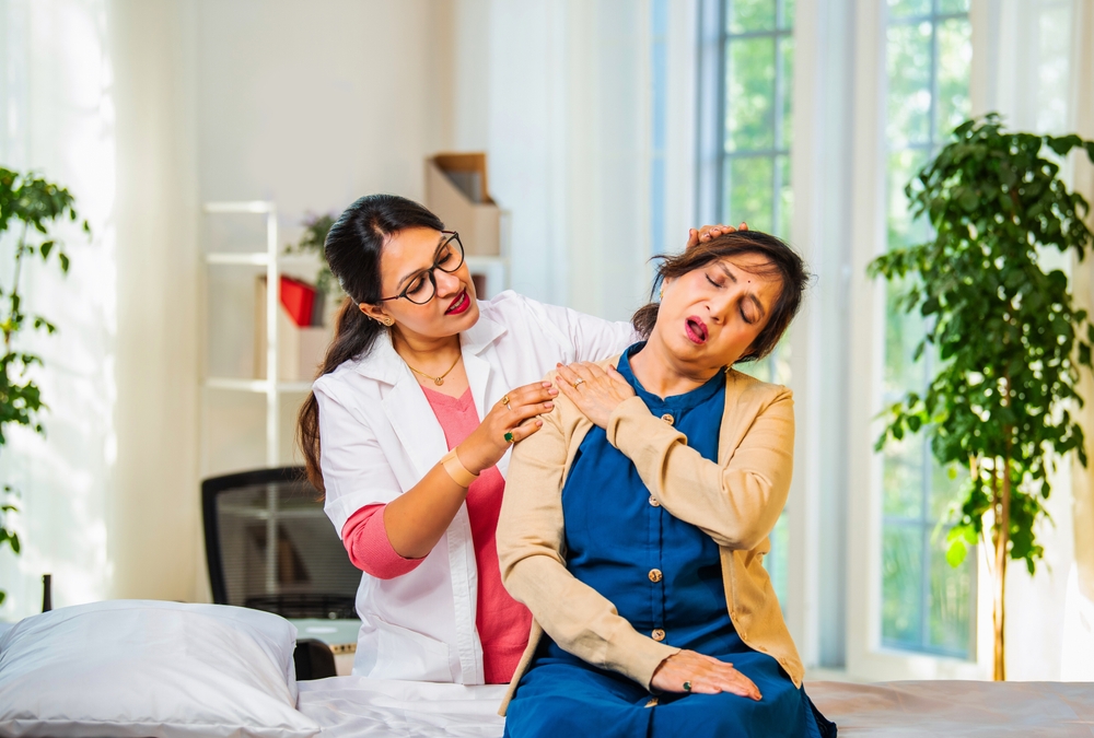 Indian,Asian,Young,Female,Doctor,,Physiotherapist,Carefully,Examining,The,Shoulder,